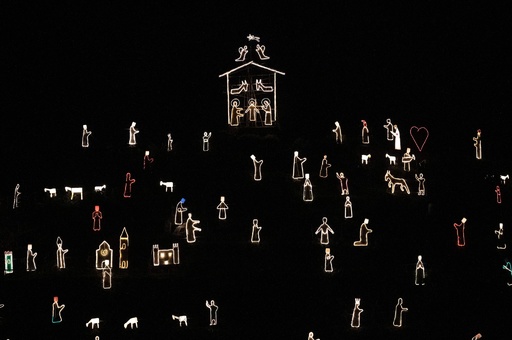 クリスマス・キリスト生誕・ライト・年中飾ってキレイ・運気の下がる暗い玄関に灯りを Quntis ライト付きクリスマス窓シルエットハンギングライト – ホリデー