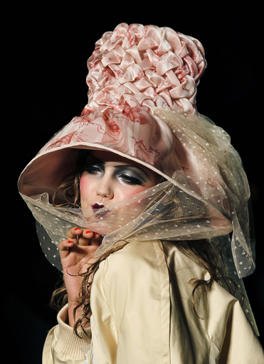 11年春夏パリコレクション＞ジョン・ガリアーノ、新作を発表 写真28枚