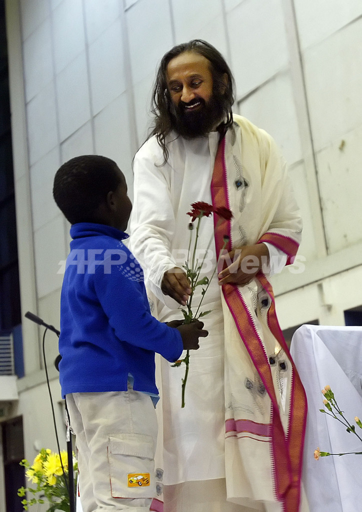 シュリ・シュリ・ラビ・シャンカール氏、市民集会に出席 南アフリカ 写真5枚 国際ニュース:AFPBB News