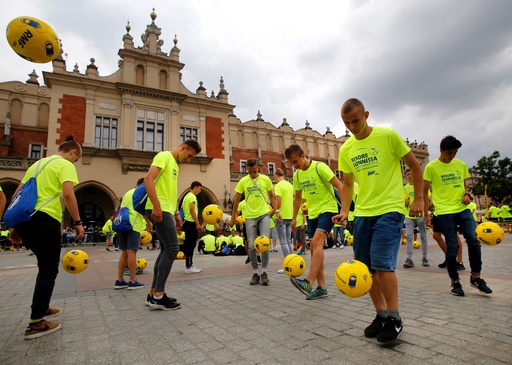 W杯開幕日 ポーランドで1444人がリフティング ギネス世界記録 写真6枚 国際ニュース Afpbb News