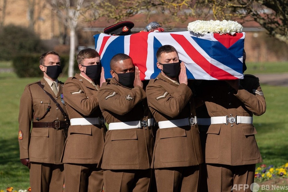 歩いて多額寄付 英退役軍人 トム大尉 と最後の別れ 写真10枚 国際ニュース Afpbb News