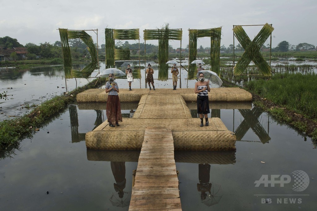 ファッションショーにガスマスク、環境破壊を告発 インドネシア