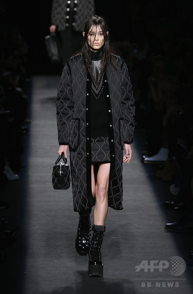 レザーやベルベットで表現するヘビメタ、「アレキサンダー ワン」15/16年秋冬