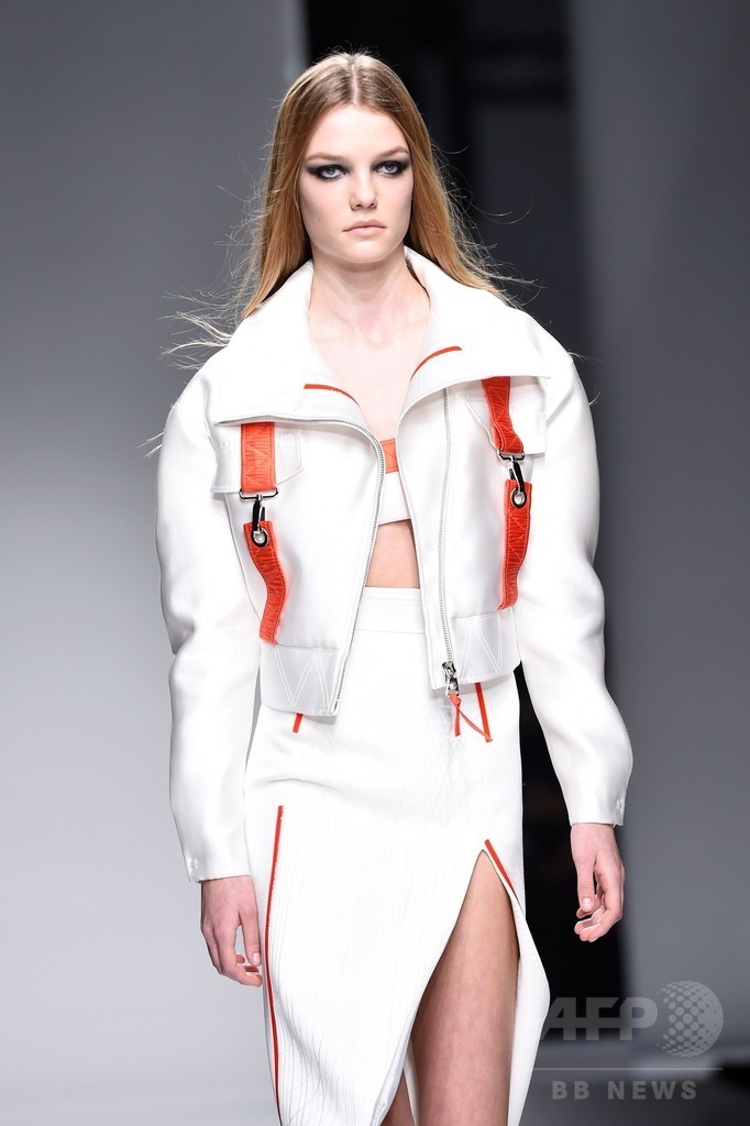 「アトリエ ヴェルサーチ」16年春夏パリ・オートクチュール