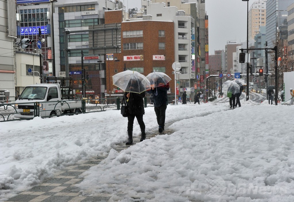 関東甲信地方などで大雪、車の立ち往生相次ぐ