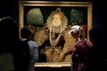 英ロンドンの国立海洋博物館で、エリザベス1世を描いた「アルマダの肖像画」を眺める来館者ら（2016年7月29日撮影）。(c)AFP/JUSTIN TALLIS