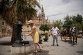 スペイン・セビリアで水をくむ女性（2022年6月12日撮影）。(c)JORGE GUERRERO / AFP
