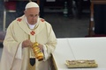 バチカン市国のサンピエトロ広場（St Peter&apos;s Square）で、故ヨハネ・パウロ2世（John Paul II）と故ヨハネ23世（John XXIII）の列聖式を執り行うフランシスコ（Francis）法王（2014年4月27日撮影）。(c)AFP/ANDREAS SOLARO