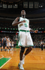 11-12NBAは18日、各地で試合が行われ、ボストン・セルティックス（Boston Celtics）が102-98でオーランド・マジック（Orlando Magic）を下し、アトランティック・ディビジョン（Atlantic Division）の地区優勝を決めた。

観客をあおるボストン・セルティックスのケビン・ガーネット（Kevin Garnett、2012年4月18日撮影）。(c)AFP/Getty Images/NBAE/Brian Babineau