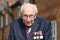 新型コロナウイルスに感染し、2月2日に100歳で死去した英国人のトム・ムーアさん。同ウイルスが流行する中で英国の医療従事者らのために巨額の寄付を集め、国民的英雄となった（2020年4月16日撮影）。(c)JUSTIN TALLIS / AFP