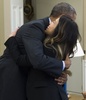 米ワシントンD.C.（Washington D.C.）ホワイトハウス（White House）の大統領執務室（Oval Office）で、エボラ出血熱から回復した看護師のニーナ・ファム（Nina Pham）さん（右）を抱きしめるバラク・オバマ（Barack Obama）米大統領（左、2014年10月24日撮影）。(c)AFP/Saul LOEB