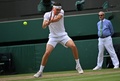 テニス、ウィンブルドン選手権、男子シングルス準々決勝。リターンを打つテイラー・フリッツ（2024年7月10日撮影）。(c)ANDREJ ISAKOVIC / AFP