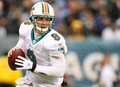 パスコースを探すドルフィンズのQBジョン・ベック（%%John Beck%%）。(c)AFP/Getty Images Al Bello