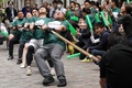 東京丸の内で行われた綱引き大会の様子（2023年4月17日撮影）。(c)Kazuhiro NOGI / AFP