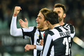 12-13イタリア・セリエAは9日、第24節の試合が各地で行われ、ユベントス（Juventus）は2-0でフィオレンティーナ（Fiorentina）を下した。

前半42分にゴールを決め、チームメイトと喜ぶユベントスのアレッサンドロ・マトリ（Alessandro Matri、中央、2013年2月9日撮影）。(c)AFP/GIUSEPPE CACACE