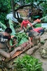 フィリピン・レイテ州で行われる土砂崩れに遭った住民の救助活動。沿岸警備隊提供（2022年4月11日撮影、同12日提供）。(c)AFP PHOTO / Philippine Coast Guard