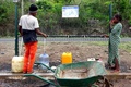 仏海外県マヨット島のアムロ村で、給水所まで水をくみに来た子どもたち（2016年12月27日撮影）。(c)AFP/Ornella LAMBERTI