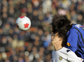 サッカー第88回天皇杯（%%The 88th Emperor&apos;s Cup%%）決勝、ガンバ大阪（%%Gamba Osaka%%）対柏レイソル（%%Kashiwa Reysol%%）。試合は延長後半11分に途中出場の播戸竜二（%%Ryuji Bando%%）が決勝点を挙げたガンバ大阪が1-0で競り勝ち優勝した。この結果、2008年にAFCチャンピオンズリーグ（%%AFC Champions League 2008%%）を制したガンバ大阪は、09年の同大会への出場権を獲得した。写真は柏レイソルのMF菅沼実（%%Minoru Suganuma%%）と競り合うガンバ大阪の中澤聡太（%%Sota Nakazawa%%）。（2009年1月1日撮影）(c)AFP/TOSHIFUMI KITAMURA