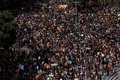 スペインからの独立の是非を問う住民投票が予定されているカタルーニャ州の州都バルセロナで、カタルーニャ独立派の旗「アスタラーダ」を振り、政府による投票阻止の構えに抗議する学生デモ（2017年9月28日撮影）。(c)AFP/PAU BARRENA