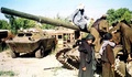 米軍の攻撃が予期されるカブールで、壊れた戦車を修理するタリバンの戦闘員（2001年10月2日撮影）。(c)AFP/Shah Marai
