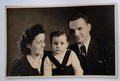 1944年3月18日にナチス・ドイツのアウシュビッツ・ビルケナウ強制収容所で結婚したルドルフ・フリーメルさんとマルガリタ・フェレールレイさん、2人の息子の写真。オーストリアのウィーン市庁舎図書館の企画展カタログより（2022年9月12日複製）。(c)AFP PHOTO / Wienbibliothek im Rathaus