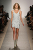 米・ニューヨーク市内で発表されたエルベ・レジェ バイ マックスアズリア（Herve Leger By Max Azria）の10年春夏コレクション（2009年9月13日撮影）。(c)AFP/Getty Images/Kristian Dowling