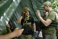 ウクライナ東部バフムート付近の前線でロシア軍を攻撃するウクライナ軍（2023年7月20日撮影）。(c)Genya SAVILOV / AFP