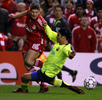 写真は、リバプールのスティーブン・ジェラード（%%Steven Gerrard%%、左）にスライディングタックルを仕掛けるバルセロナのラファエル・マルケス（%%Rafael Marquez%%）。(c)AFP/LLUIS GENE