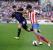 12-13スペイン1部リーグは23日、第5節の試合が各地で行われ、アトレティコ・マドリード（Atletico de Madrid）は2-1でレアル・バジャドリード（Real Valladolid）に勝利した。

レアル・バジャドリードのオマール・ラモス（Omar Ramos、左）のチェックを受けるアトレティコ・マドリードのジエゴ・コスタ（Diego da Silva Costa、2012年9月23日撮影）。(c)AFP/DOMINIQUE FAGET