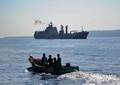 沈没した潜水艦「KRIナンガラ402」の捜索が終わり、インドネシア・東ジャワ州バニュワンギの海軍基地に帰ってきた巡視船（奥、2021年4月26日撮影）。(c)SONNY TUMBELAKA / AFP