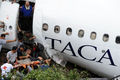 ホンジュラスの首都テグシガルパ（Tegucigalpa）のトンコンティン（Toncontin）空港で着陸に失敗したタカ（TACA）航空のエアバス（Airbus）A-320型旅客機から負傷者を救出する救急隊員たち。（2008年5月30日撮影）(c)AFP/TELESUR