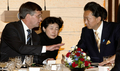 都内で夕食会に出席するオランダのヤンペーター・バルケネンデ（Jan Peter Balkenende）首相（左）と鳩山由紀夫（Yukio Hatoyama）首相（右、2009年10月26日撮影）。(c)AFP/SHUJI KAJIYAMA