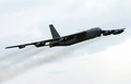 2007年3月23日、メルボルン（Melbourne）の国際航空ショーで飛行する、米空軍のB-52爆撃機。(c)AFP/Paul CROCK