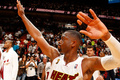 12-13NBA、マイアミ・ヒート（Miami Heat）対ボストン・セルティックス（Boston Celtics）。開幕戦に勝利し、観客の声援に手を振って応えるマイアミ・ヒートのドウェイン・ウェイド（Dwyane Wade、2012年10月30日撮影）。(c)AFP/Getty Images/NBAE/Issac Baldizon