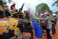 タイでは旧暦の元旦にあたる13日を前後し、旧正月の水かけ祭り「ソンクラーン（Songkran）」が行われている。写真はアユタヤ（Ayutthaya）県で11日に行われたソンクラーンで、子どもたちに水をかけるゾウ（2011年4月11日撮影）。(c)AFP/PORNCHAI KITTIWONGSAKUL