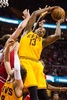 14-15NBAプレーオフ・イースタンカンファレンス準決勝（7回戦制）、クリーブランド・キャバリアーズ対シカゴ・ブルズ。リバウンドを狙うクリーブランド・キャバリアーズのトリスタン・トンプソン（2015年5月6日撮影）。(c)AFP/Getty Images/Jason Miller