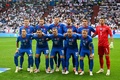 サッカー欧州選手権、決勝トーナメント1回戦、イングランド対スロバキア。試合前の写真撮影に臨むスロバキアの選手（2024年6月30日撮影）。(c)PATRICIA DE MELO MOREIRA / AFP
