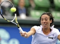 女子テニス、東レ・パンパシフィック・オープン、シングルス3回戦。ボールを打ち返すフランチェスカ・スキアボーネ。（2010年9月29日撮影）(c)AFP/Kazuhiro NOGI