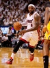 13-14NBAプレーオフ・イースタンカンファレンス決勝（7回戦制）第6戦、マイアミ・ヒート（Miami Heat）対インディアナ・ペイサーズ（Indiana Pacers）。ドライブを仕掛けるマイアミ・ヒートのレブロン・ジェームズ（LeBron James、2014年5月30日撮影）。(c)AFP/Getty Images/Mike Ehrmann