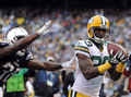 11NFLは6日、各地で第9週の試合が行われ、グリーンベイ・パッカーズ（Green Bay Packers）は45-38でサンディエゴ・チャージャーズ（San Diego Chargers）を下し、開幕から唯一続けている無敗記録を守った。

第4クォーターにタッチダウンパスをレシーブするパッカーズのグレッグ・ジェニングス（Greg Jennings、2011年11月6日撮影）。(c)AFP/Getty Images/Harry How