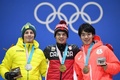 平昌冬季五輪、フリースタイルスキー男子モーグルのメダル授与式に臨むマット・グラハム、ミカエル・キングズベリー、原大智（2018年2月13日撮影）。(c)AFP PHOTO / Kirill KUDRYAVTSEV