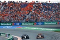 24F1第15戦オランダGP決勝。レースに臨むメルセデスAMGのジョージ・ラッセル（左）とマクラーレンのオスカー・ピアストリ（2024年8月25日撮影）。(c)SIMON WOHLFAHRT/ AFP