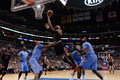 13-14NBA、ロサンゼルス・クリッパーズ（Los Angeles Clippers）対シカゴ・ブルズ（Chicago Bulls）。切り込んでシュートを狙うシカゴ・ブルズのカルロス・ブーザー（Carlos Boozer、中央、2013年11月24日撮影）。(c)AFP/Getty Images/NBAE/Noah Graham