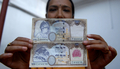2007年10月2日、ネパールのカトマンズ（Kathmandu）で撮影された新500ルピー（約900円）札。(c)AFP/PRAKASH MATHEMA
