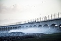 デンマークのニュボーで、事故により橋の上で停車した列車（2019年1月2日撮影）。(c)Tim K. Jensen / Ritzau Scanpix / AFP