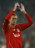 試合後にサポーターからの声援に応えるリバプールのピーター・クラウチ（%%Peter Crouch%%）。(c)AFP/OLIVIER MORIN