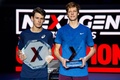 男子テニス、ネクストジェネレーション・ATPファイナルズ決勝。トロフィーを手にポーズをとるヤニック・シナー（右）とアレックス・デミノー（2019年11月9日撮影）。(c)Marco Bertorello / AFP