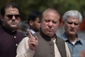 パキスタンの首都イスラマバードで記者団と話すナワズ・シャリフ首相（2017年6月15日撮影、資料写真）。(c)AFP/AAMIR QURESHI