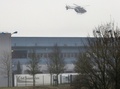 仏パリ（Paris）北東郊外のダマルタンアンゴエル（Dammartin-en-Goele）で、人質立てこもり事件が起きた現場上空を飛ぶ警察のヘリコプター（2015年1月9日撮影）。(c)AFP/JOEL SAGET