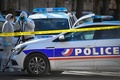 受刑者を護送中の車が襲われたフランス南部タラスコンの裁判所前で作業中の警察の科学捜査官ら（2019年1月28日撮影）。(c)GERARD JULIEN / AFP